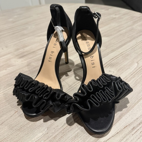 Gianni Bini Women's Sandal Ankle Strap 3D Black Floral Heels Leather Size 7 NWOB - Picture 6 of 8